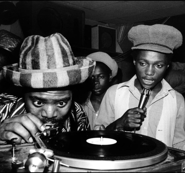 Roots and Culture du 03 06 2026 - SPECIAL HISTOIRE DU REGGAE #3 : SOUND SYSTEM ROOTS AND CULTURE Emission Reggae Radio G Angers Roots and Culture du 03 06 2026 - SPECIAL HISTOIRE DU REGGAE #3 : SOUND SYSTEM